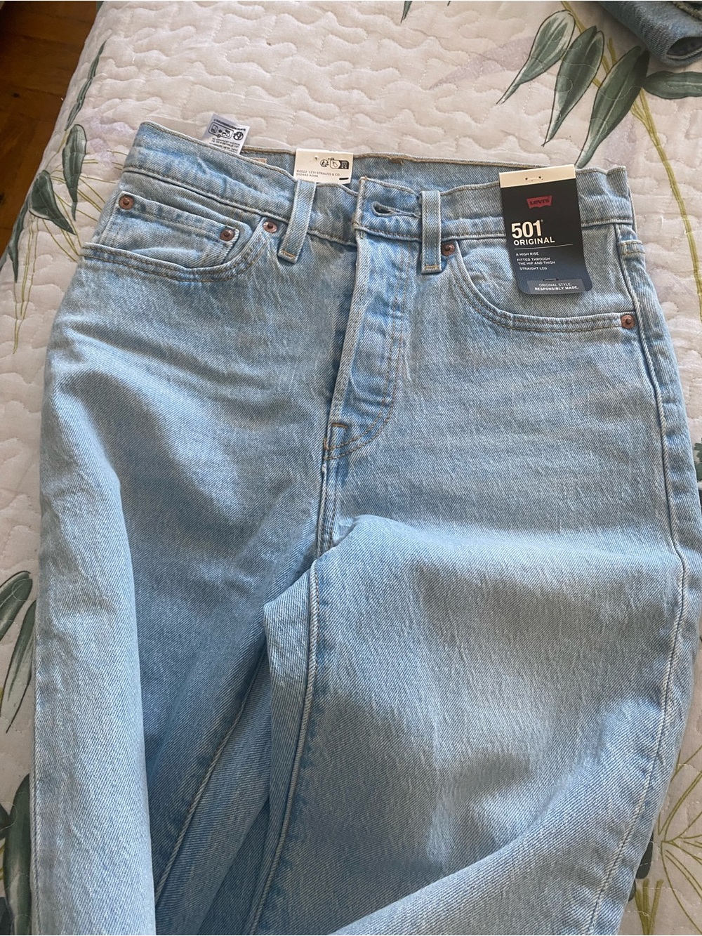 Levi's Light Wash Straight-Leg Women’s Jeans - Picture 2 of 4